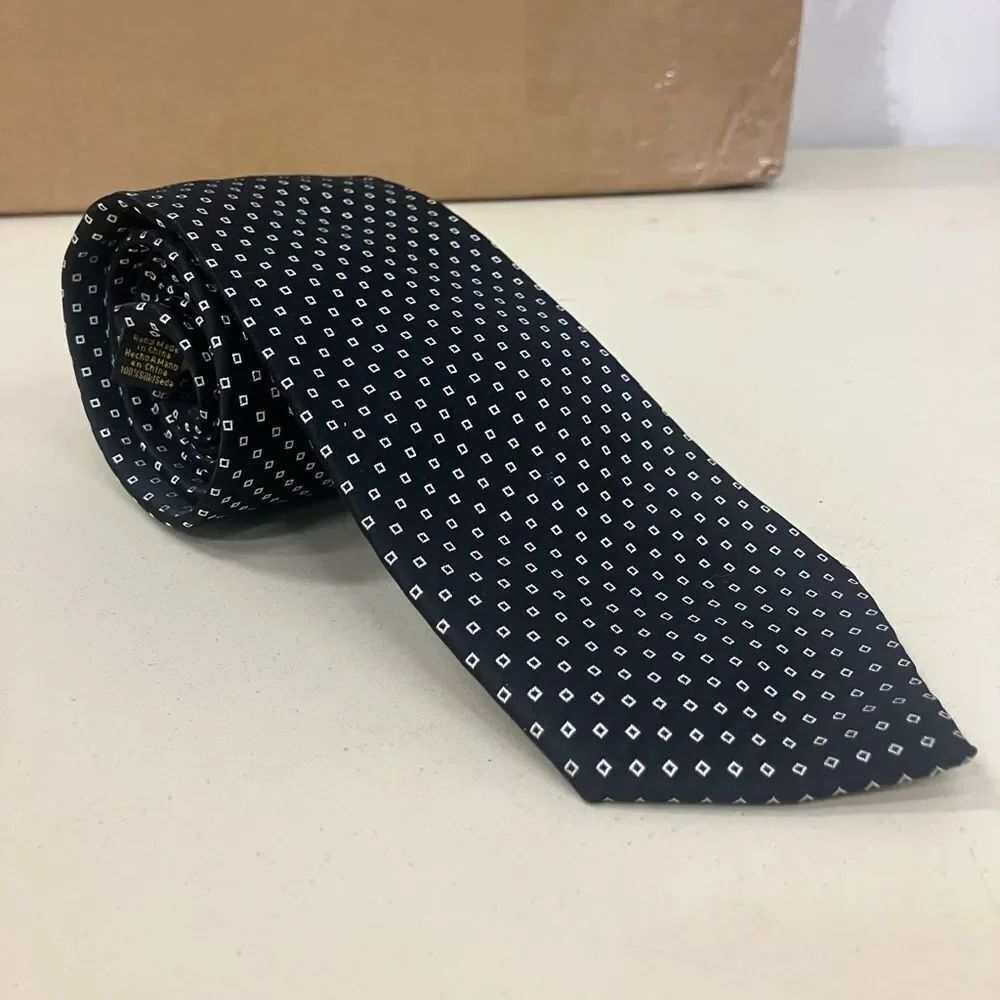 Donald Trump Signature Collection Classic Black & White Patterned Tie 100% Silk